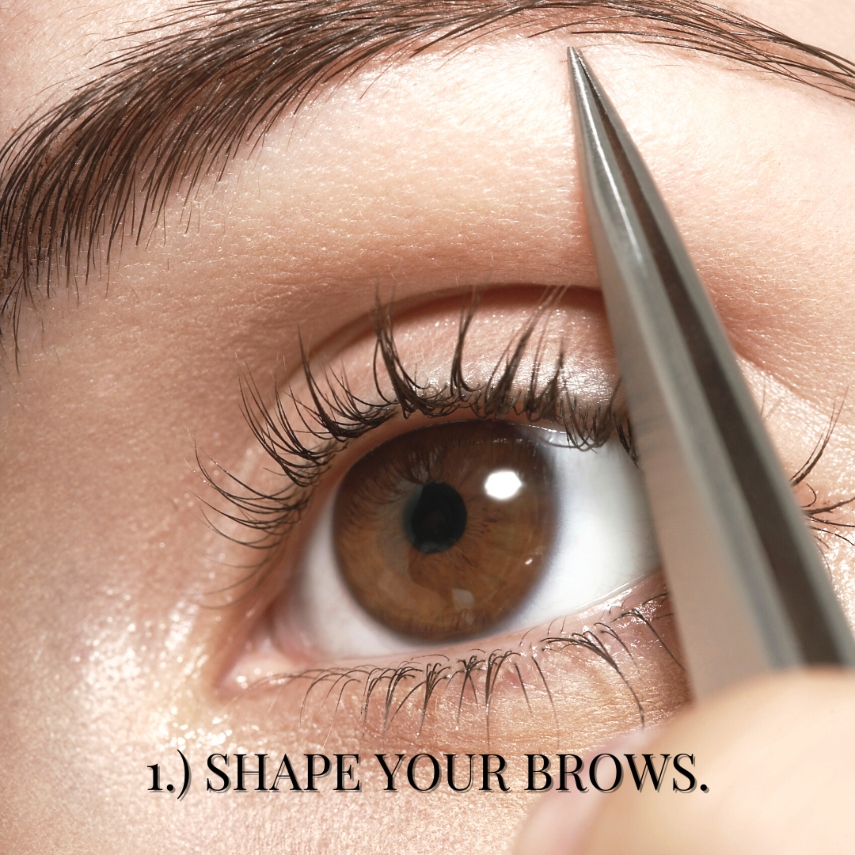 Girl is shaping her brows with Modelrock tweezers