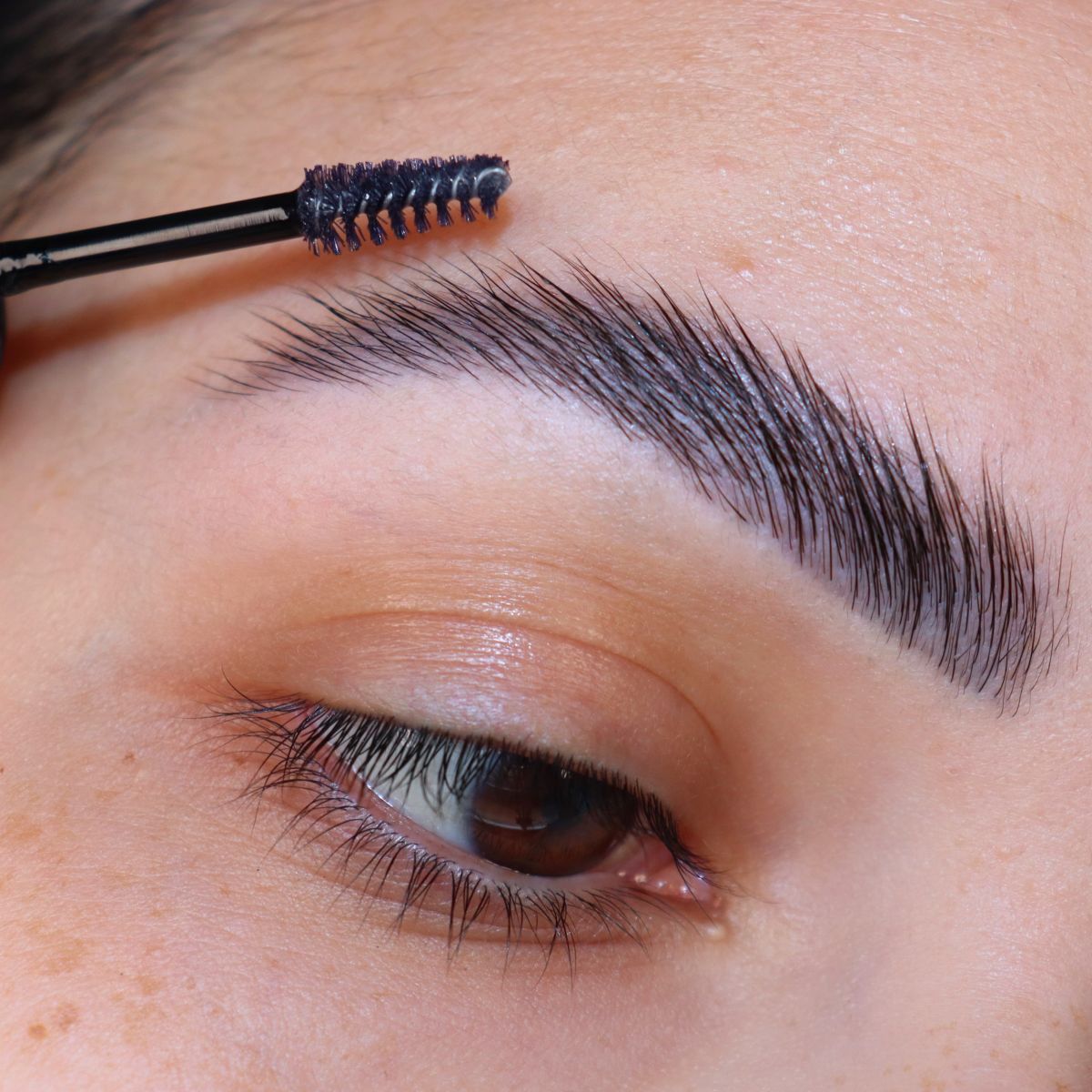 FLATTEN YOUR HAIRS WITH BROW GEL
