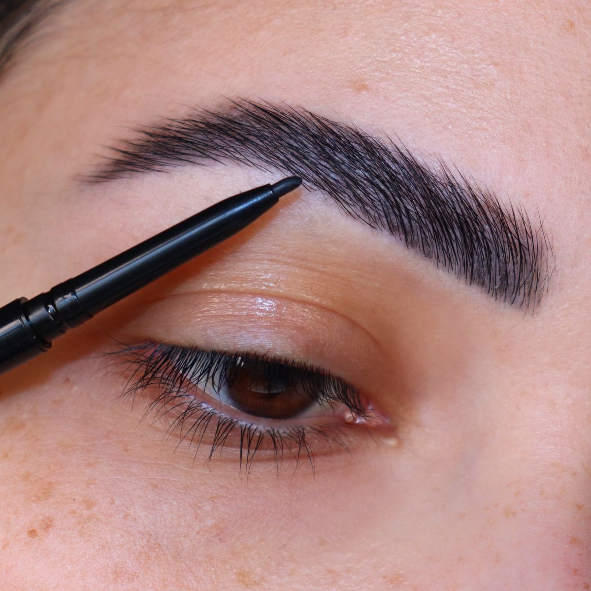 CREATE HAIR STROKES TO FILL IN YOUR BROWS
