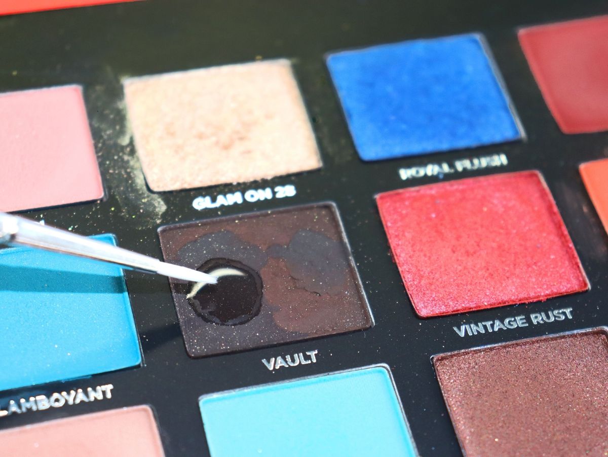 MIX EYESHADOW WITH PIGMENT DROPS