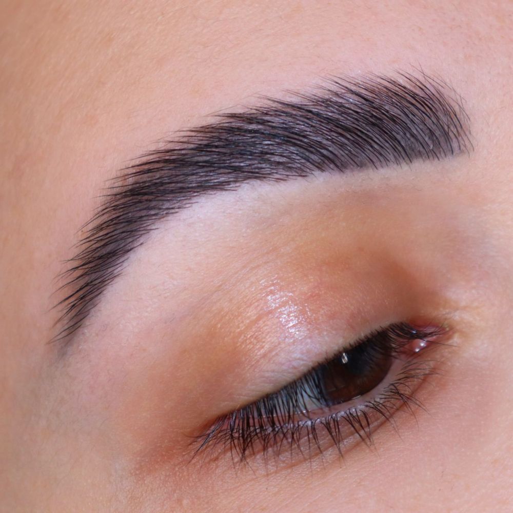 Detailed and clean eyebrows